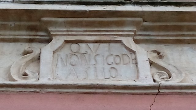 Iscrizione su Palazzo Castagneto