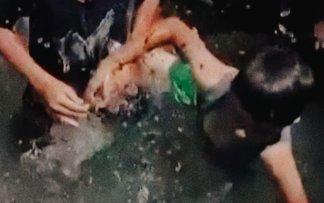 La piscina di plastica tra le macerie